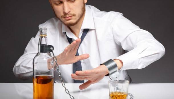 Алкогольная зависимость – патология, которая нуждается в безотлагательной комплексной терапии. К сожалению, одолеть самостоятельно этот недуг невозможно