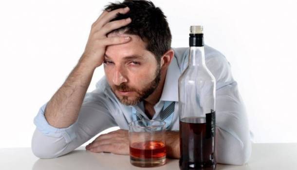 Медицина уже давно доказала – злоупотребление алкогольными жидкостями губительно действует на общее состоянии здоровья человека